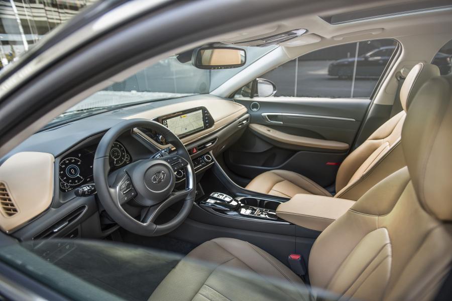 Интерьер Hyundai Sonata 2019 года  (NA) (фото 4 из 42)